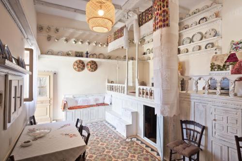 una sala da pranzo con camino, tavolo e sedie di Traditional Karpathian house a Karpathos