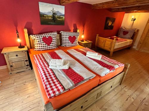 1 dormitorio con 1 cama grande y paredes rojas en Fewo Frushi mit Whirlpool, Infrarotsauna, en Großschönau