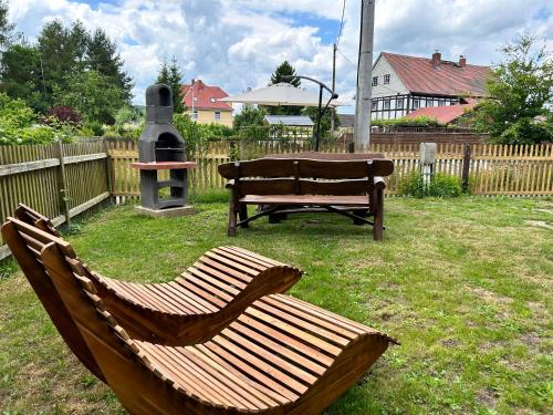 Κήπος έξω από το Fewo Frushi mit Sauna & saisonalem Whirlpool im Zittauer Gebirge