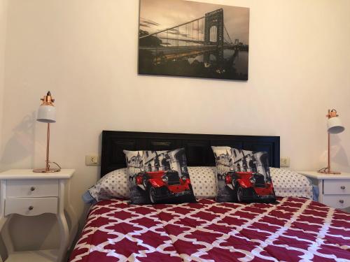 ein Schlafzimmer mit einem Bett mit zwei Motorrädern darauf in der Unterkunft Precioso apartamento Fina la Caprichosa en centro de Mondariz in Mondariz