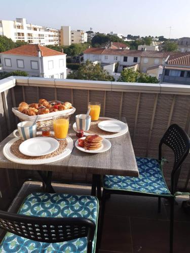 - une table avec petit-déjeuner sur le balcon dans l'établissement Studio tout confort avec ascenseur, à Balaruc-les-Bains