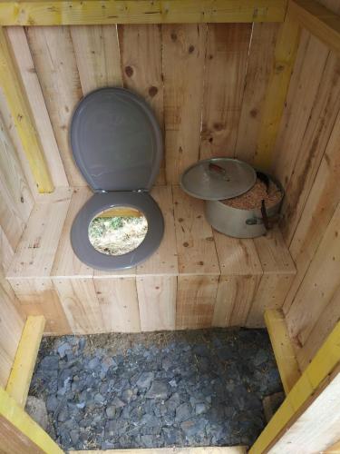 an overhead view of a toilet in a wooden cabin at Edel de la Touche Balard in Val Couesnon