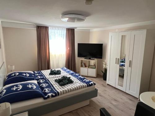 1 dormitorio con 1 cama y TV de pantalla plana en Ferienwohnung Liss, en Timmendorfer Strand