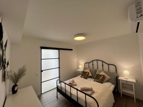 מיטה או מיטות בחדר ב-A8 Apartments Melnragė