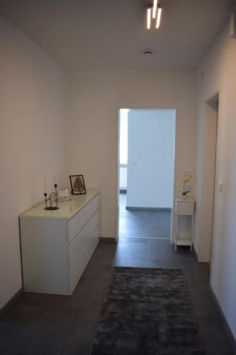 una camera bianca con cassettiera bianca e porta di Rebekka‘s Apartment a Füssen