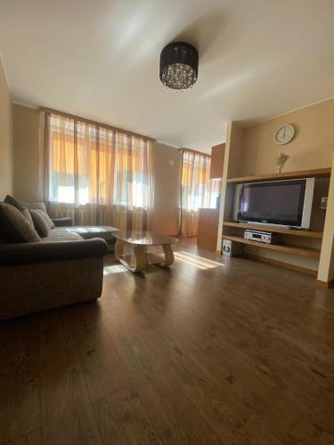 Телевизор и/или развлекательный центр в Central Apartment