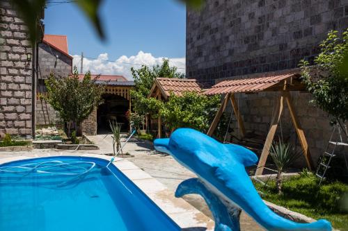 un toboggan bleu en face d'une piscine dans l'établissement Sweet Home, à Yengidzha
