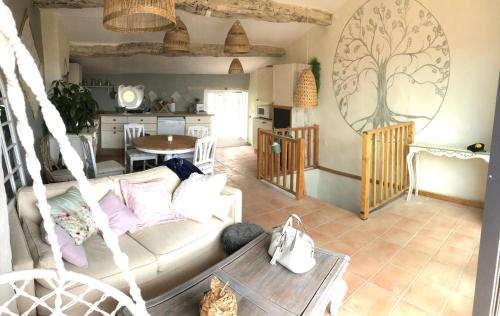 un salon avec un canapé et une table dans l'établissement L'Olivray, à Callian