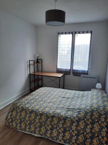une chambre avec un lit et une table et deux fenêtres dans l'établissement chambre1 dans appartement 75m2, à Troyes