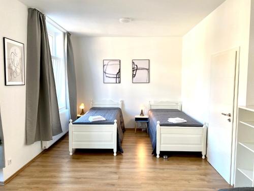 2 Betten in einem Zimmer mit 2 Fenstern in der Unterkunft 2 Rooms, free Parking, 25 min to Düsseldorf, 150 Mbps WLAN in Duisburg