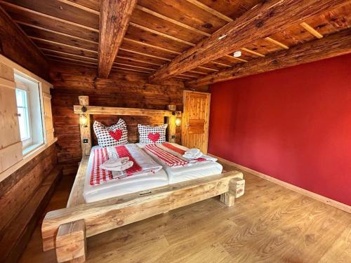 een slaapkamer met een groot bed in een blokhut bij Ferienwohnung Ornella mit Sauna, Whirlpool in Großschönau