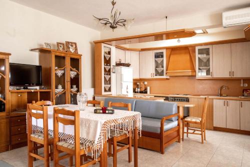una cocina con una mesa y algunas sillas y una cocina con en Seaside Villa, en Alexandroupoli