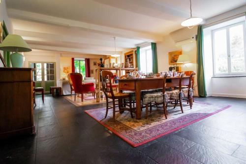 une salle à manger avec une table et des chaises dans l'établissement Le Pech Merle YourHostHelper, à Saint-Jean-de-Minervois