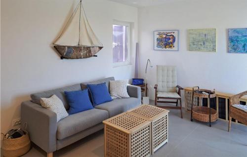 奥利布岛2 Bedroom Gorgeous Apartment In Olib的带沙发和桌子的客厅