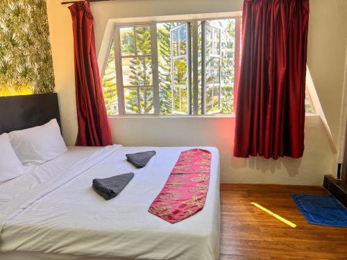 - une chambre avec un lit avec deux oreillers et une fenêtre dans l'établissement Hotel Citra, à Brinchang