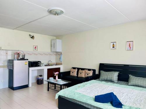 een woonkamer met een bed en een keuken bij For rent condo popular T8 fl9 in Thung Si Kan