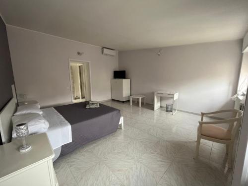 Habitación de hotel con cama y silla en B&B Il Borgo en Matrice