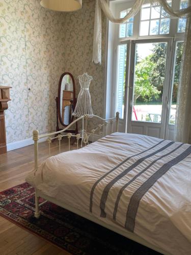 ネリ・レ・バンにあるBed and Breakfast Villa Castel Marie Louiseのベッドルーム1室(ベッド1台、鏡、窓付)
