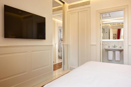 una camera da letto con un letto e una TV a schermo piatto di Hotel Degli Artisti a Roma