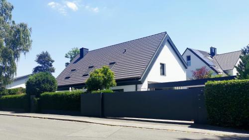 uma casa branca com um telhado preto em Modernes, Mini-Apartment Nürnberg,Playmobil em Zirndorf