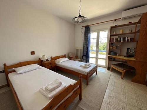 a bedroom with two beds and a window at Molly’s Home in Víssa
