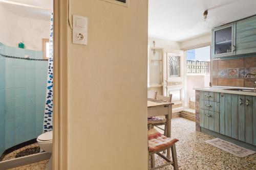 bagno con servizi igienici e lavandino di Traditional Karpathian house a Karpathos