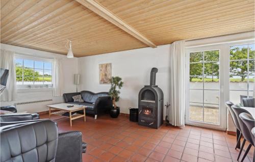 ein Wohnzimmer mit einem Holzofen in der Unterkunft 11 Bedroom Stunning Home In Vinderup in Vinderup
