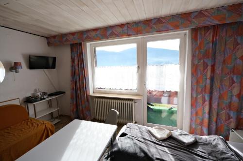 Ένα ή περισσότερα κρεβάτια σε δωμάτιο στο B und B Titisee Hotel Sonnenmatte nahe Badeparadies