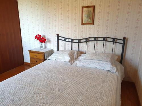 A bed or beds in a room at Perfect Central Base for Exploring Messinian Region - Village House