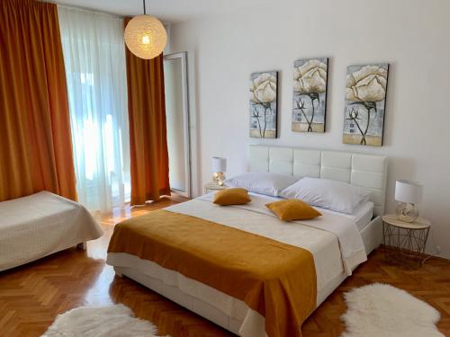 1 dormitorio con 1 cama grande y 2 almohadas en Roman Forum Apartments, en Zadar