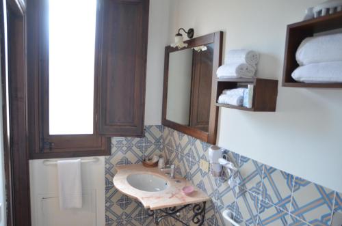 a bathroom with a sink and a mirror at GIARDINO del MARE in Petrosino