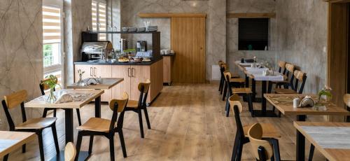 um restaurante com mesas e cadeiras num quarto em Lynks Resort em Ustrzyki Dolne