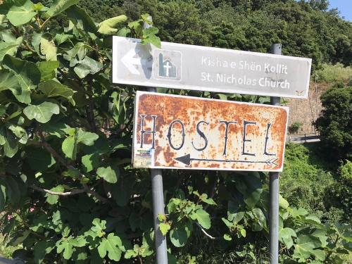 een teken dat zegt verloren voor een struik bij Shotgun Hostel in Vuno