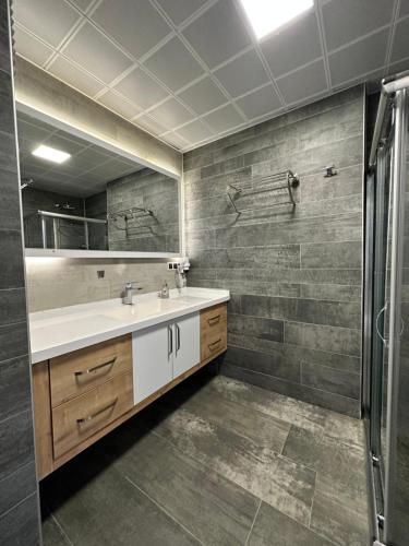 a bathroom with a sink and a shower at Bimola Rezidans in Uzungöl