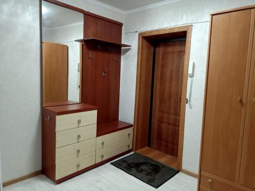 - un placard avec une commode et un miroir dans l'établissement Апартаменты в центре города, à Kostanay