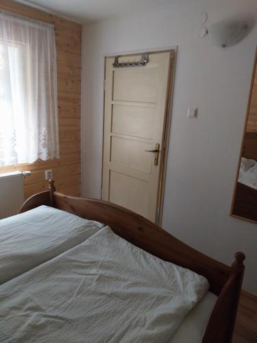 Postel nebo postele na pokoji v ubytování Chata Karlov pod Pradědem. Karlov