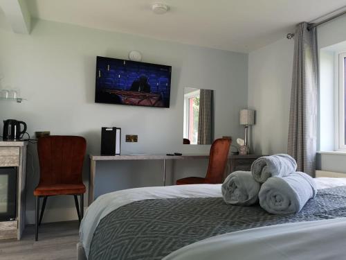 een slaapkamer met een bed met handdoeken erop bij Tiernan's Luxury King Room Ensuite in Newtown-Dillon