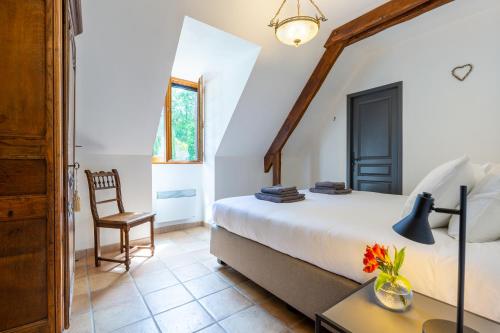 une chambre avec un lit, un bureau et une chaise dans l'établissement Maison Saint-Blaise Rampieux, à Rampieux