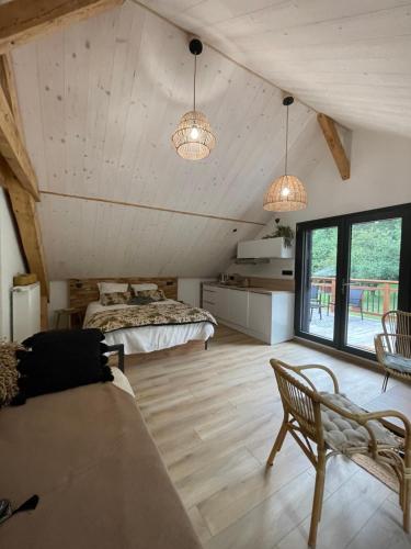 - une chambre avec deux lits et un canapé dans l'établissement CHAMBRES D'HÔTES LES CHAMBRES D'ELSA, à Albiez-Montrond