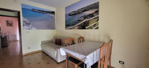 una camera con tavolo, tavolo e divano di Sperry's house Porto Torres a Porto Torres