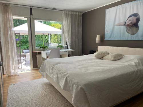 um quarto com uma cama e um grande ecrã em Rymlig villa med närhet till Tylösand och Halmstad GK em Halmstad