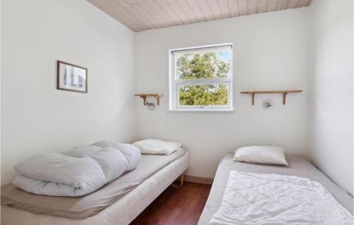 Bøtø Byにある4 Bedroom Cozy Home In Vggerlseの窓付きの部屋 ベッド2台