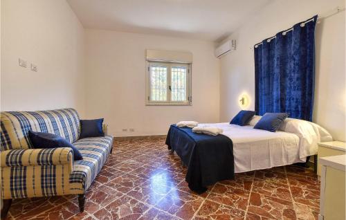 - une chambre avec un lit et un canapé dans l'établissement Beautiful Home In Terrasini With Outdoor Swimming Pool, à Terrasini