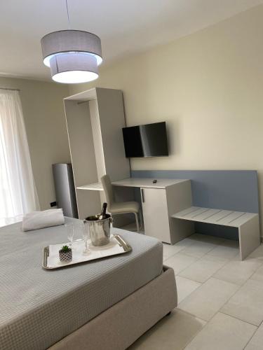 TV a/nebo společenská místnost v ubytování Scala dei Turchi Palace Suites