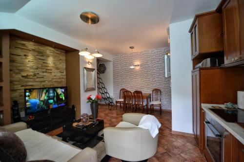 Μια τηλεόραση ή/και κέντρο ψυχαγωγίας στο BMB Apartments Kotor