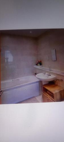 y baño con bañera y lavamanos. en 2 bedrooms, 2 bathrm Leicester City Apartment, Central Location, sleeps 2, en Leicester