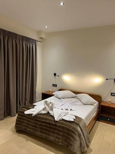 ein Schlafzimmer mit einem Bett mit Handtüchern darauf in der Unterkunft Villa Antonia in Alikanas