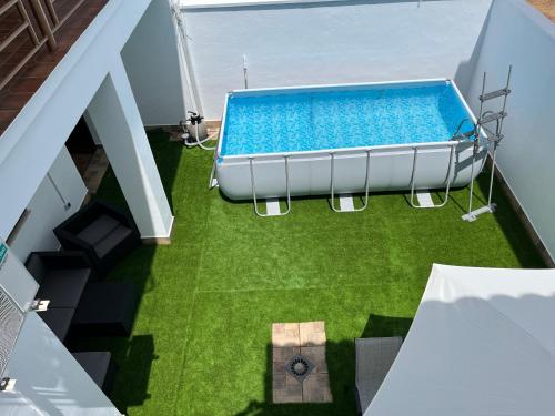 an overhead view of a swimming pool on a house at VILLA RANGEL VIP in Olivenza