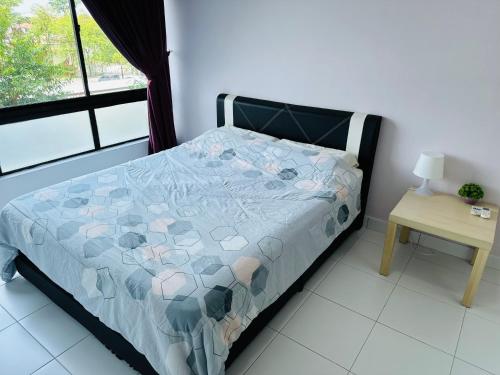 1 dormitorio con cama, mesa y ventana en J&R Homestay Johor Bahru near Austin Southkey CIQ Singapore, en Kangkar Teberau