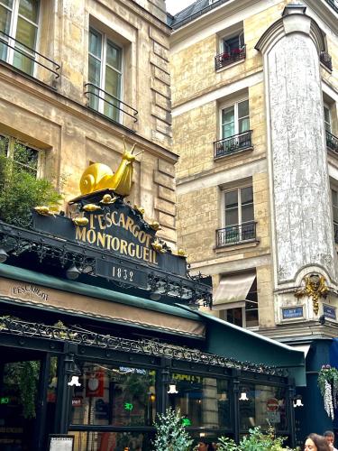 Quartier Montorgueil, voie piétonne, dans un immeuble du XVème